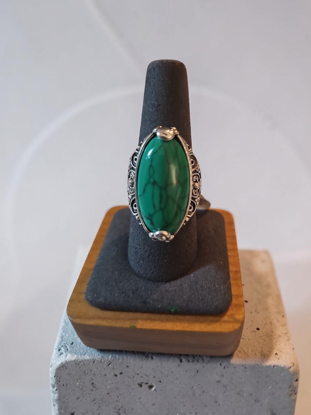 NW SASSIFIED BOUTIQUE  Green Stone Oval Filigree Ring - Women Jewelry